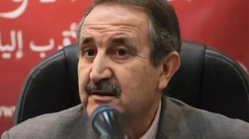 Homme politique parlant lors d'une conférence en Algérie.
