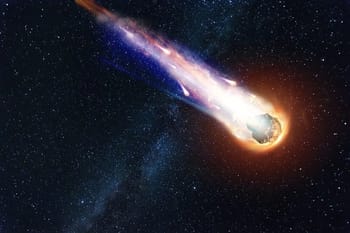 Boule de feu brillante traversant le ciel étoilé en Algérie.