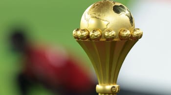 Trophée de la CAN 2025 avec globe terrestre en or.