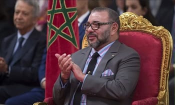 Mohammed VI félicite la sélection nationale du Maroc lors d'une cérémonie officielle.