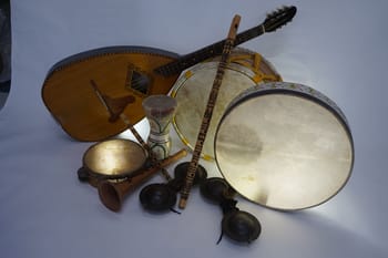 Instruments de musique traditionnels maghrébins pour la célébration culturelle.