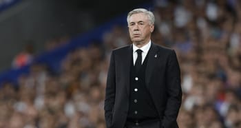Carlo Ancelotti, entraîneur de football, sur le bord du terrain.