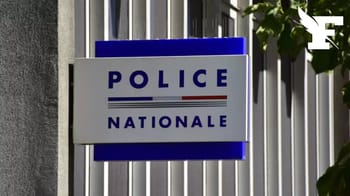 Panneau de la police nationale en Algérie, devant un bâtiment officiel.