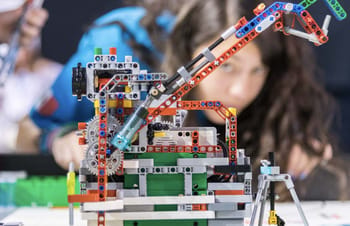 Robot construit en LEGO pour compétition de robotique arabe.