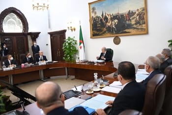 Gouvernement algérien en réunion dans une salle officielle.