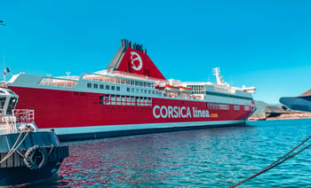 Ferry Corsica Linea rouge amarré au port en Méditerranée.