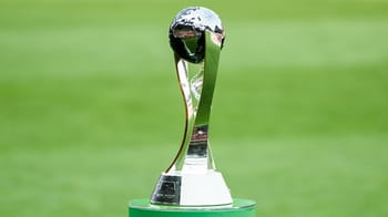 Trophée de la Coupe du monde U20 sur un terrain de football.