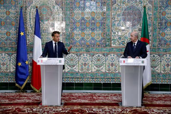 Présidents français et algérien lors d'une conférence officielle.