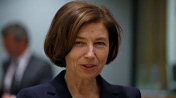 Femme politique en discussion lors d'une conférence.