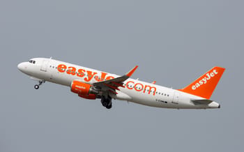 Avion EasyJet en vol vers Marrakech, compagnie aérienne low-cost.