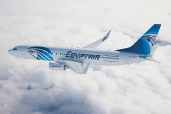 Avion EgyptAir volant au-dessus des nuages dans le ciel bleu.
