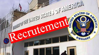 Bâtiment de l'ambassade des États-Unis avec panneau de recrutement.