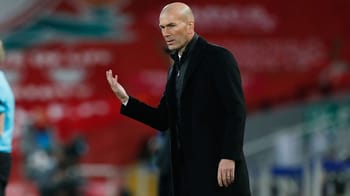 Zinedine Zidane, entraîneur du PSG, sur le terrain lors d'un match.
