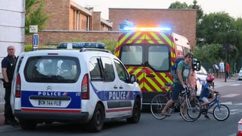 Véhicules de police et ambulance lors d'une intervention d'urgence.