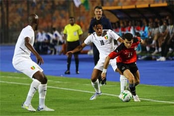 Joueurs de football en action lors de la CAN 2023 au Maroc.