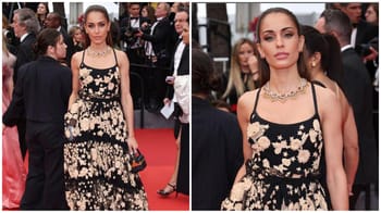 Hiba Abouk en robe florale élégante sur le tapis rouge de Cannes.