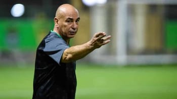 Hossam Hassan gesticulant sur le terrain de football.