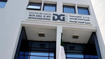 Bâtiment du ministère des Finances en Algérie avec logo officiel.