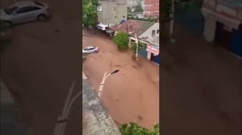Inondation à Tipaza avec véhicules et rues submergés.