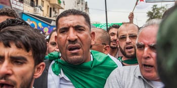 Manifestants algériens protestant contre Karim Tabbou lors d'une manifestation.