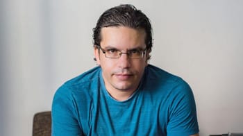 L'écrivain algérien Saïd Khatibi lors de la cérémonie à Abu Dhabi.