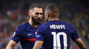 Mbappe et Messi en pleine action sur le terrain de football.