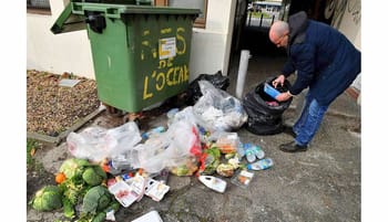 Homme jetant des déchets alimentaires dans une poubelle.