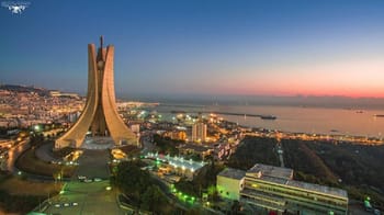 Alger vue de nuit avec la basilique Notre-Dame d'Afrique en premier plan.