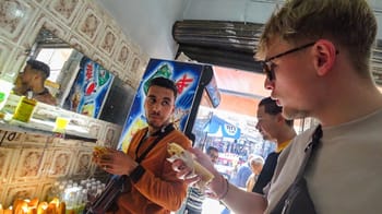 Touristes dégustant des snacks dans un marché en Algérie.