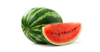 Pastèque entière et tranche de pastèque rouge et sucrée.