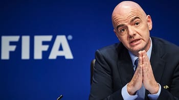 Représentant FIFA lors d'une conférence, parlant de l'Algérie.