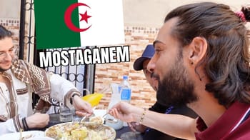 Groupe dégustant des plats traditionnels algériens en plein air.
