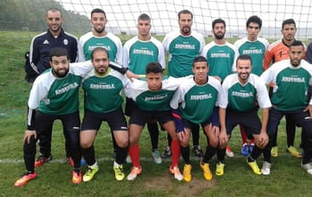 Groupe de joueurs sahraouis de football sur le terrain.