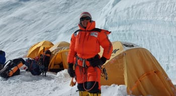 Bouchra Baibanou en expédition d'alpinisme en haute montagne.