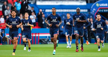 Équipe du PSG lors d'une séance d'entraînement sur le terrain.