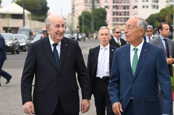 Deux dirigeants en discussion lors d'une rencontre officielle.