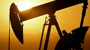 Pompiste et pompe à pétrole au coucher du soleil.