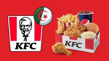Repas KFC avec poulet frit, frites, burger et boisson en Algérie.