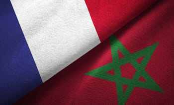 Drapeaux de la France et du Maroc côte à côte.