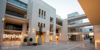 Vue d'un centre commercial moderne avec boutiques et espaces ouverts.