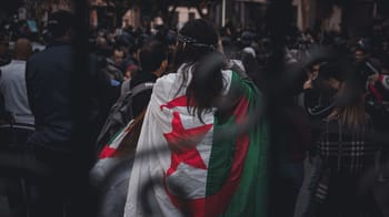 Manifestation en Algérie pour la liberté de presse avec drapeaux et foule.