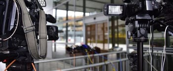 Caméras professionnelles prêtes pour le tournage en studio ou extérieur.