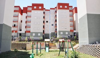 Résidence de logements sociaux à Alger avec espace de jeux pour enfants.