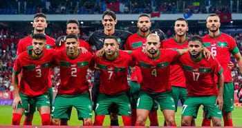 Les joueurs marocains de football en équipe nationale avant un match.