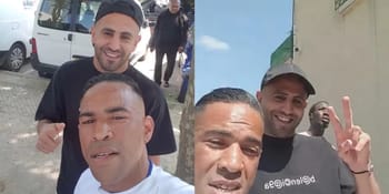 Riyad Mahrez avec des fans à Sarcelles, souriant et saluant.