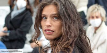 Maïwenn, réalisatrice française, en Algérie, parlant à un public.