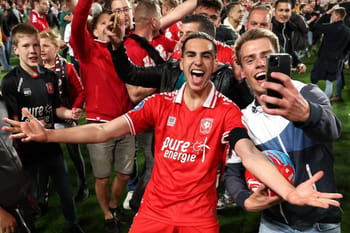 Ramiz Zerrouki en célébration avec des supporters après un match.