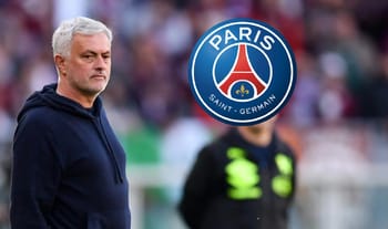 José Mourinho en stand devant le logo du PSG lors d'un match.