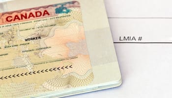 Passeport canadien avec visa pour l'immigration au Canada.