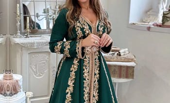 Femme portant un caftan marocain orné de broderies dorées.